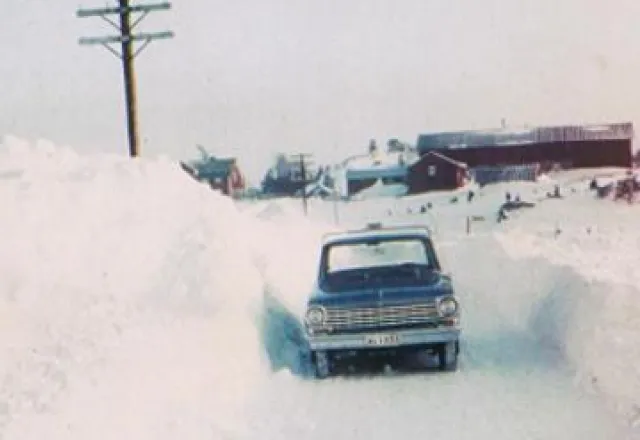 Chevrolet 11 mellan två snövallar.