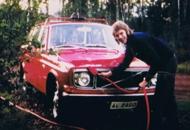 Röd Volvo i skogen som blir tvättad av Lars-Ove.