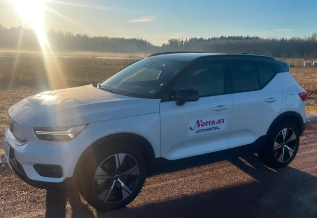 Norra Ålands trafikskolas bil i solnedgång