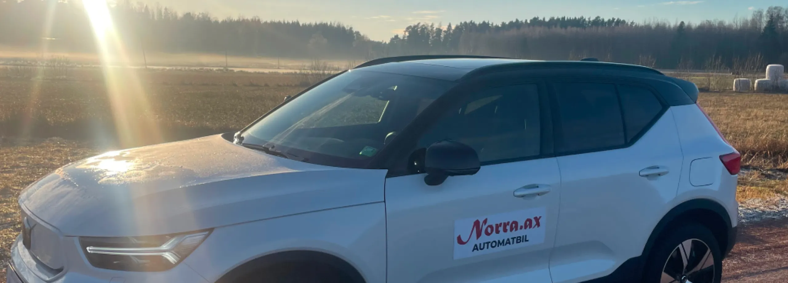 Norra Ålands trafikskolas bil i solnedgång